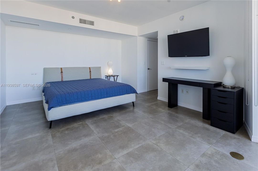 For Sale: $1,050,000 (2 beds, 2 baths, 1301 Square Feet)