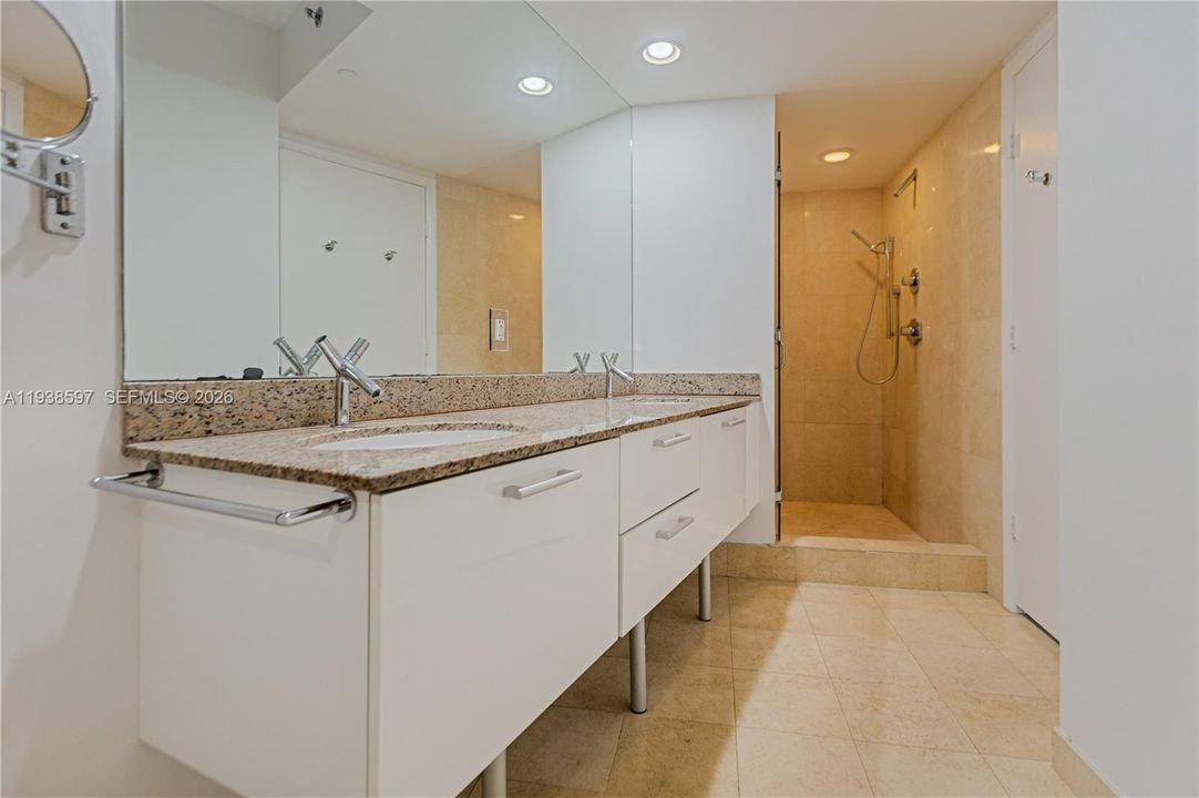For Sale: $1,050,000 (2 beds, 2 baths, 1301 Square Feet)