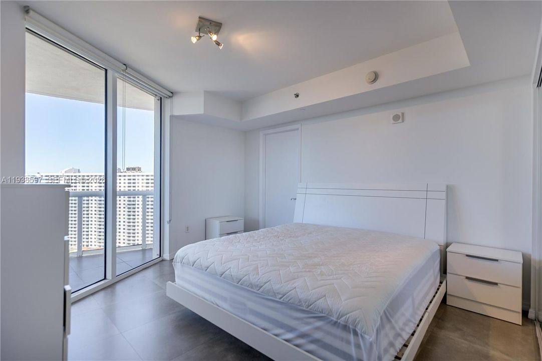 For Sale: $1,050,000 (2 beds, 2 baths, 1301 Square Feet)