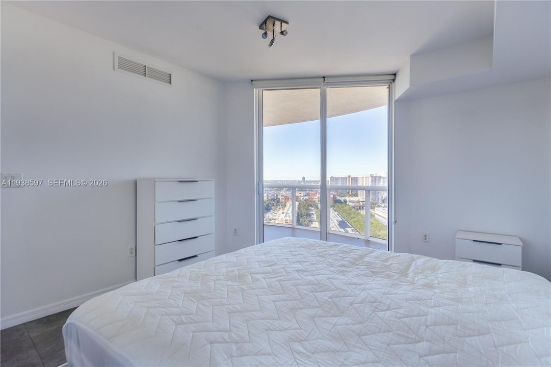 For Sale: $1,050,000 (2 beds, 2 baths, 1301 Square Feet)