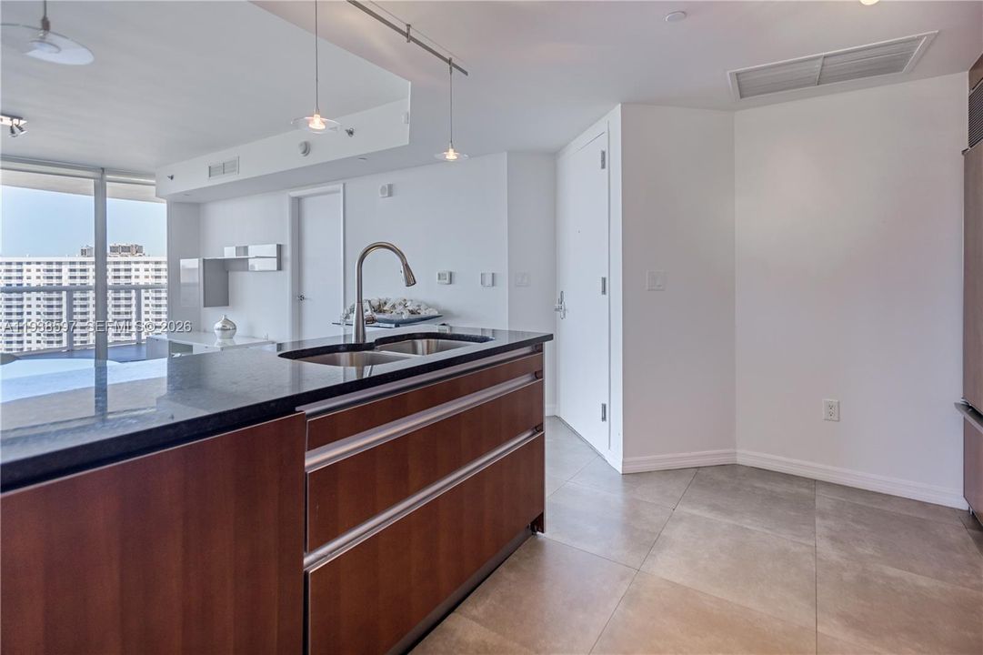 For Sale: $1,050,000 (2 beds, 2 baths, 1301 Square Feet)