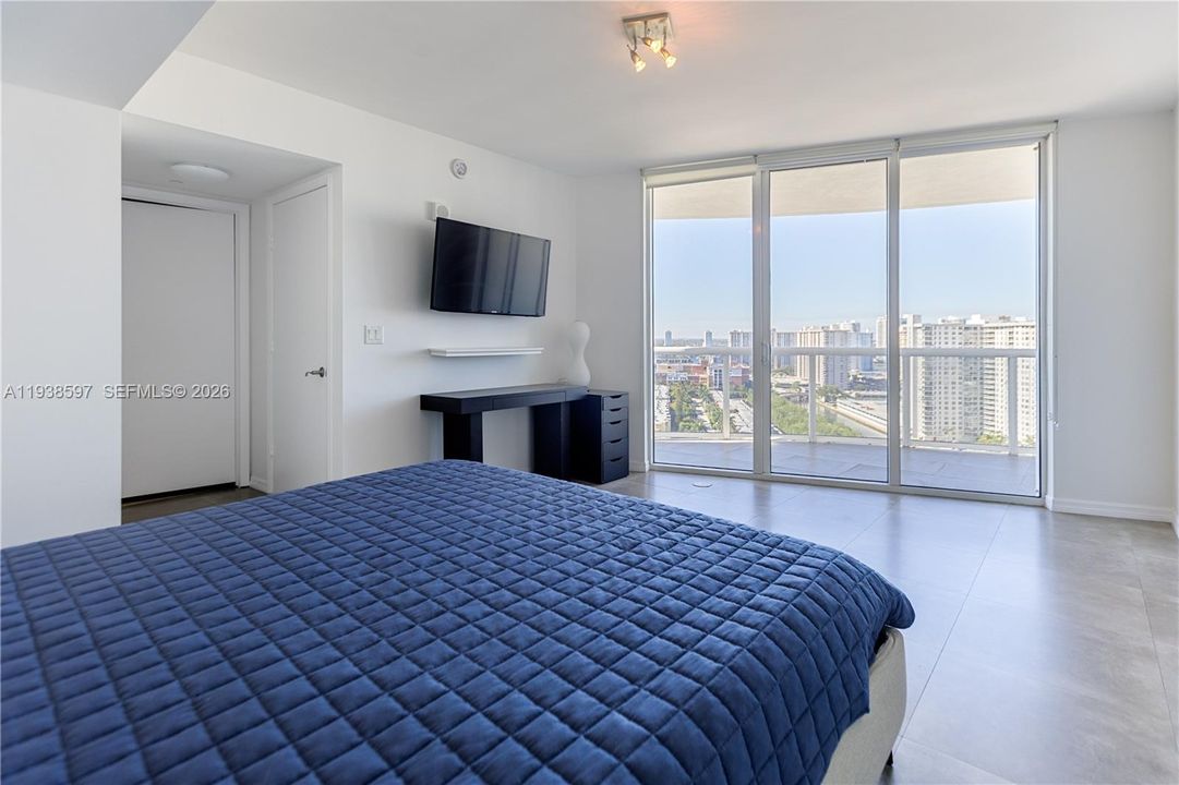 For Sale: $1,050,000 (2 beds, 2 baths, 1301 Square Feet)