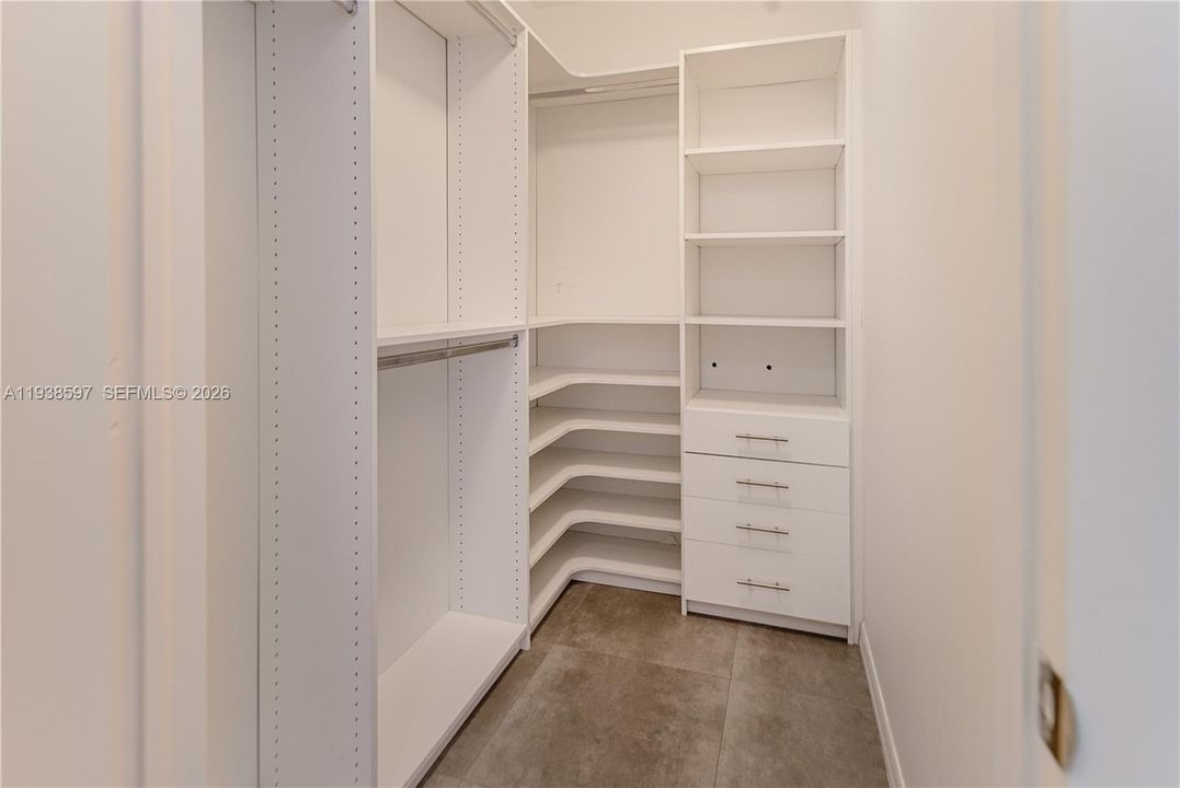 For Sale: $1,050,000 (2 beds, 2 baths, 1301 Square Feet)