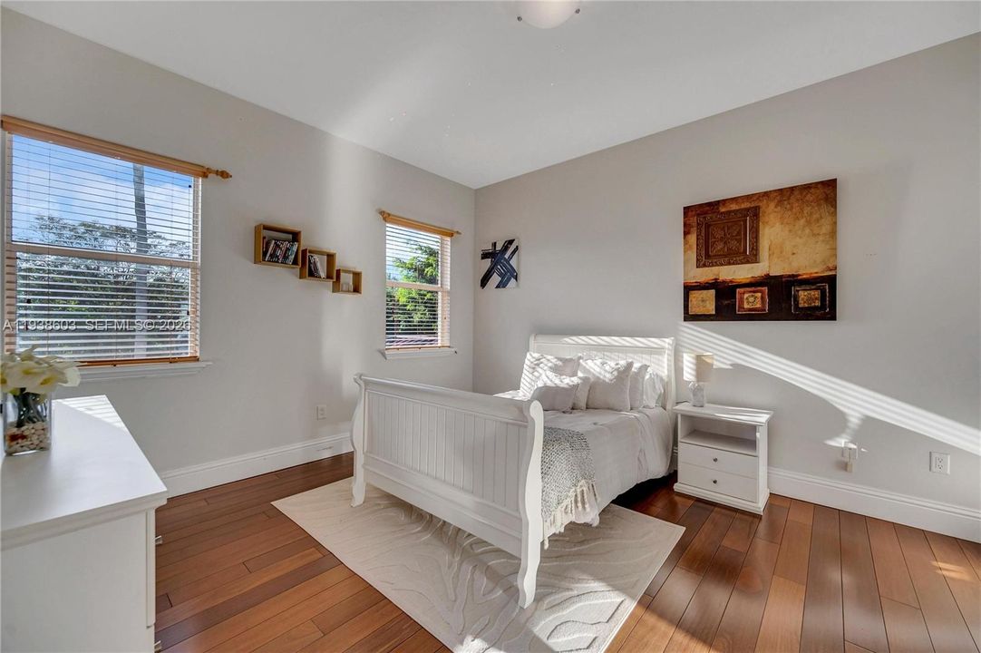 合同活跃: $5,500,000 (8 贝兹, 8 浴室, 6826 平方英尺)