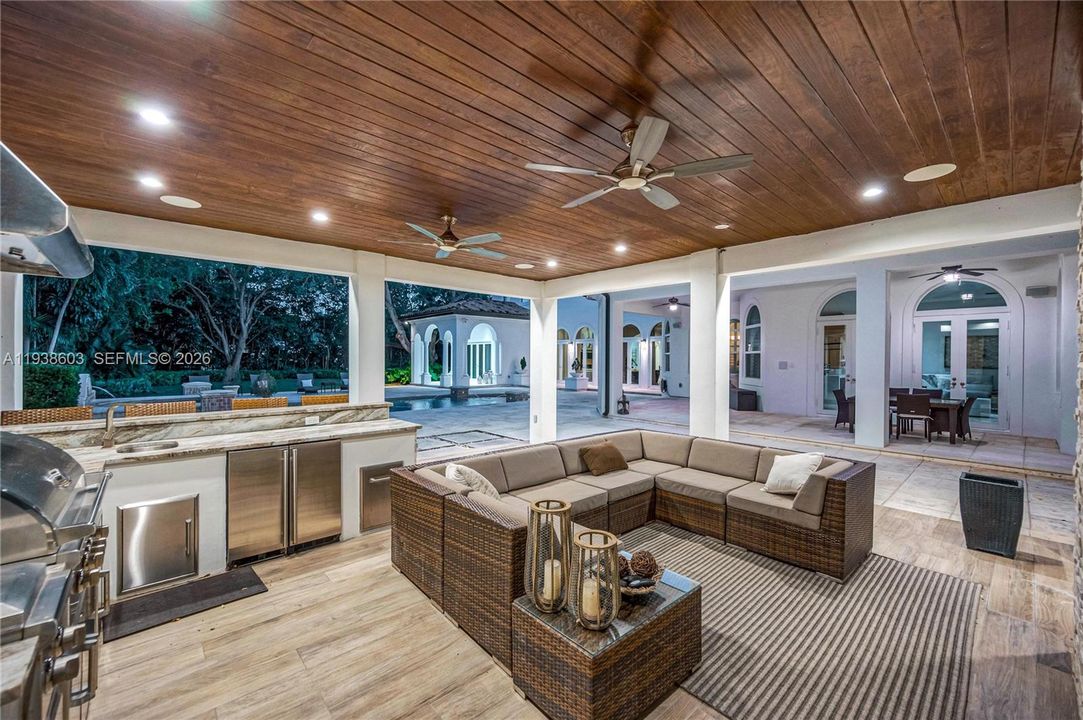 合同活跃: $5,500,000 (8 贝兹, 8 浴室, 6826 平方英尺)