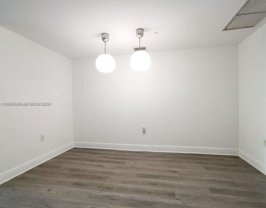 出租: $3,300 (2 贝兹, 2 浴室, 1023 平方英尺)