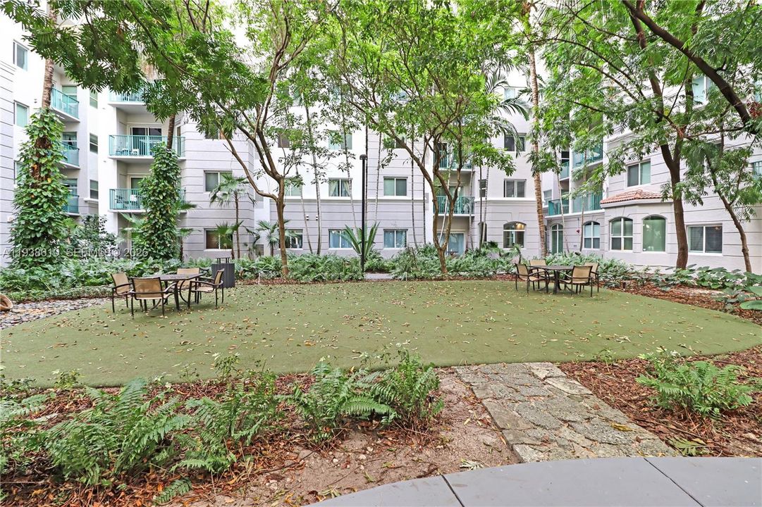 待售: $300,000 (1 贝兹, 1 浴室, 652 平方英尺)