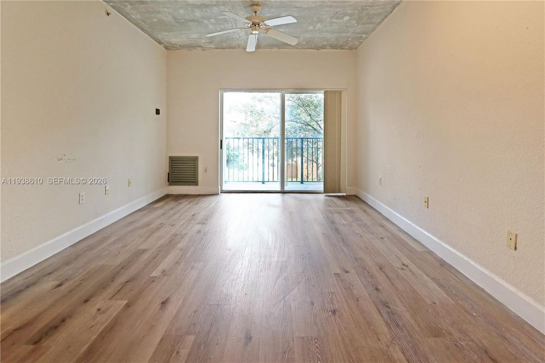 待售: $300,000 (1 贝兹, 1 浴室, 652 平方英尺)