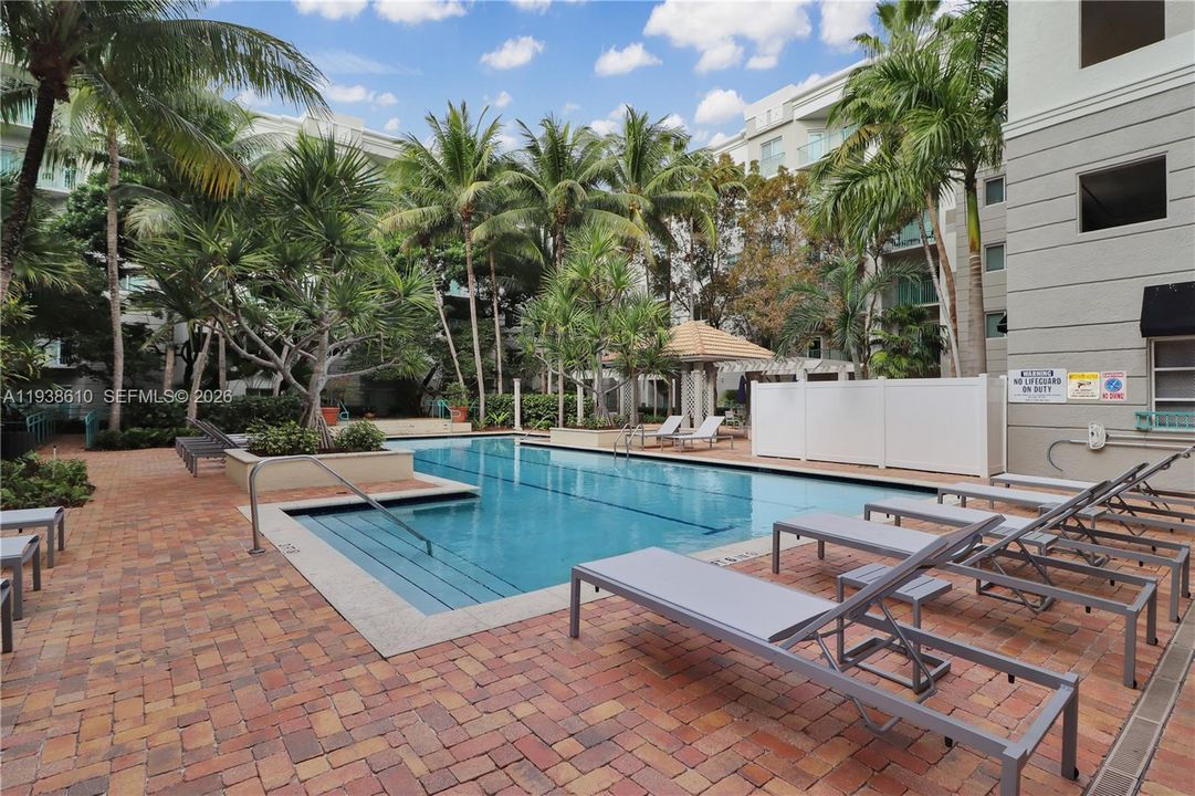 待售: $300,000 (1 贝兹, 1 浴室, 652 平方英尺)