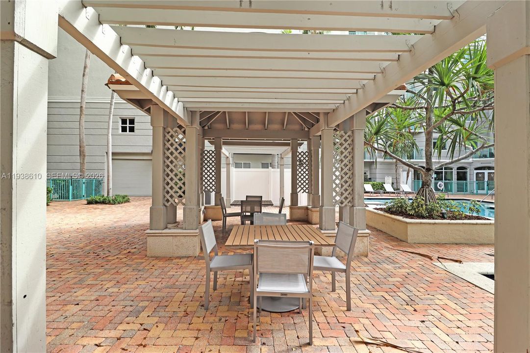 待售: $300,000 (1 贝兹, 1 浴室, 652 平方英尺)