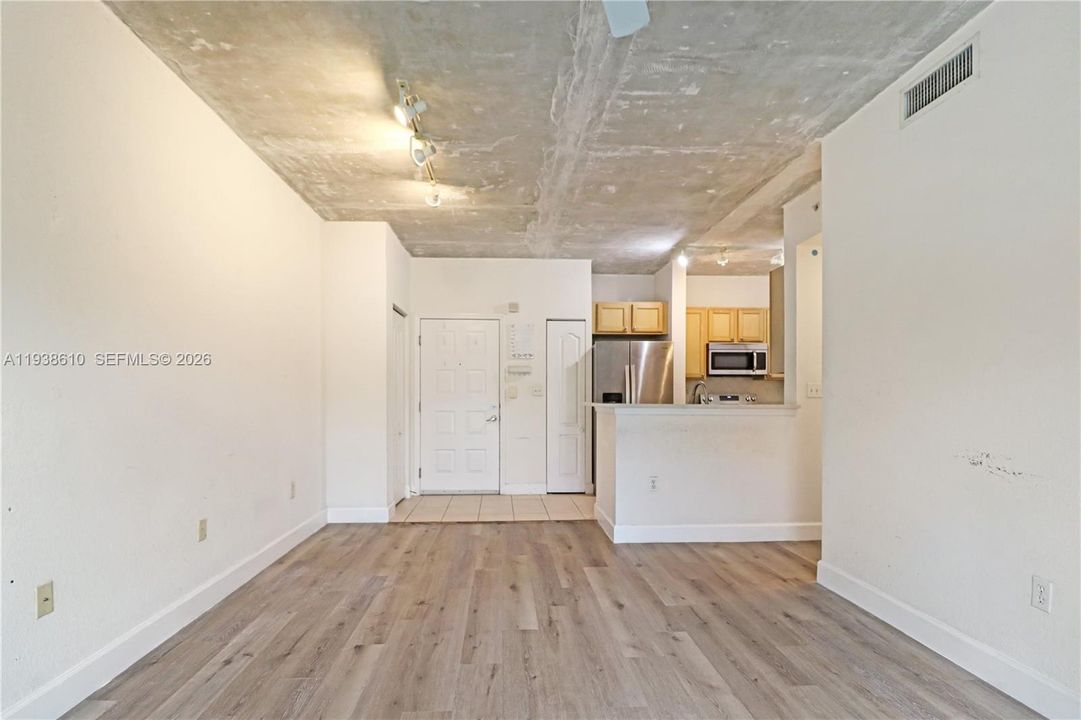 待售: $300,000 (1 贝兹, 1 浴室, 652 平方英尺)