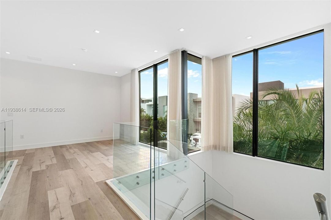 出租: $13,500 (5 贝兹, 5 浴室, 4067 平方英尺)