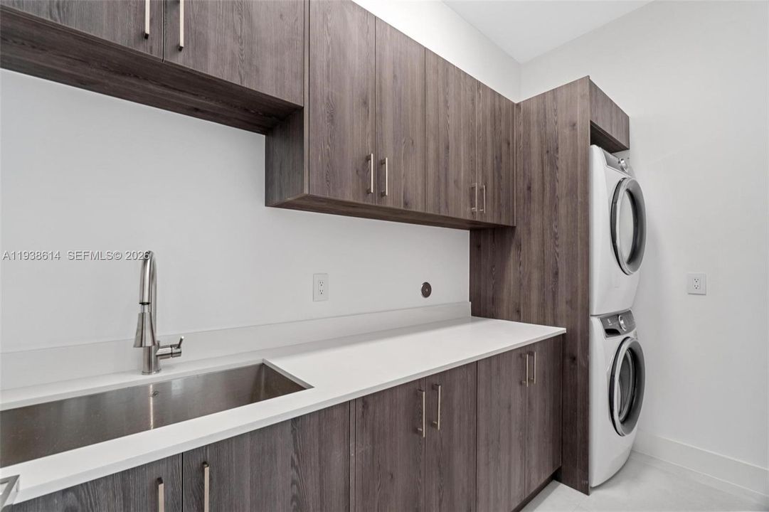 出租: $13,500 (5 贝兹, 5 浴室, 4067 平方英尺)