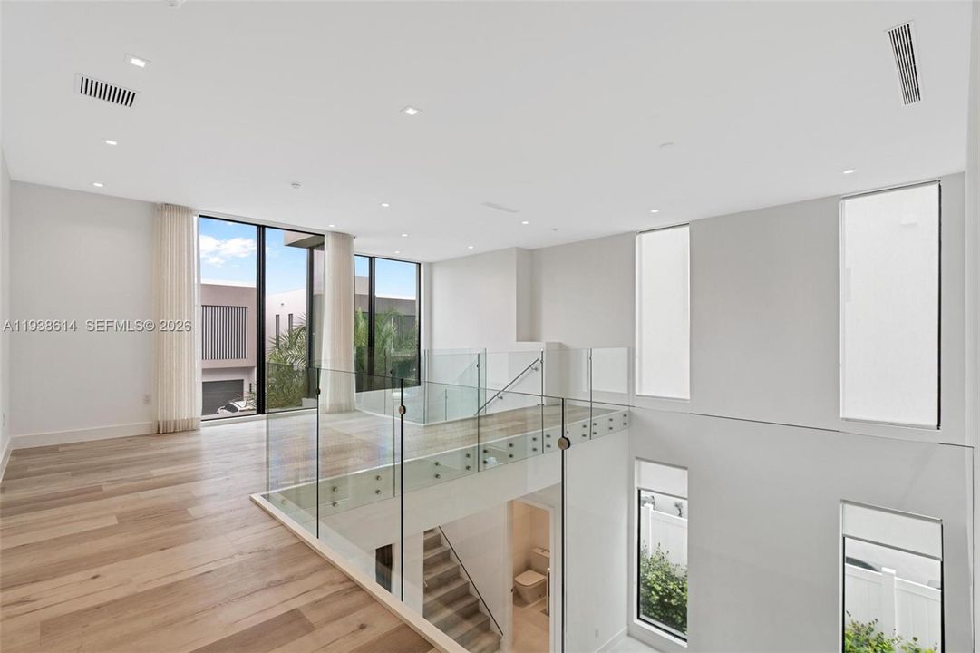 出租: $13,500 (5 贝兹, 5 浴室, 4067 平方英尺)