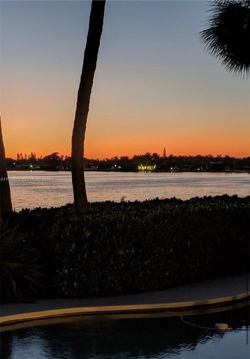 Active With Contract: $25,000,000 (7 beds, 7 baths, 6549 Square Feet)