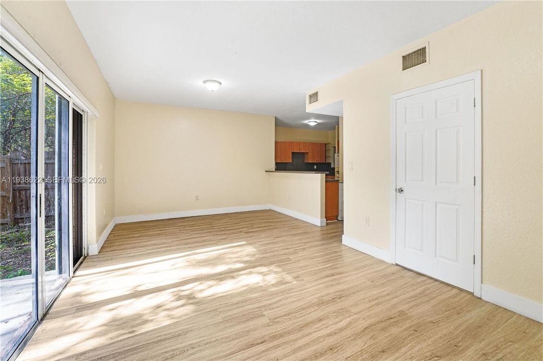 待售: $349,000 (4 贝兹, 2 浴室, 1799 平方英尺)