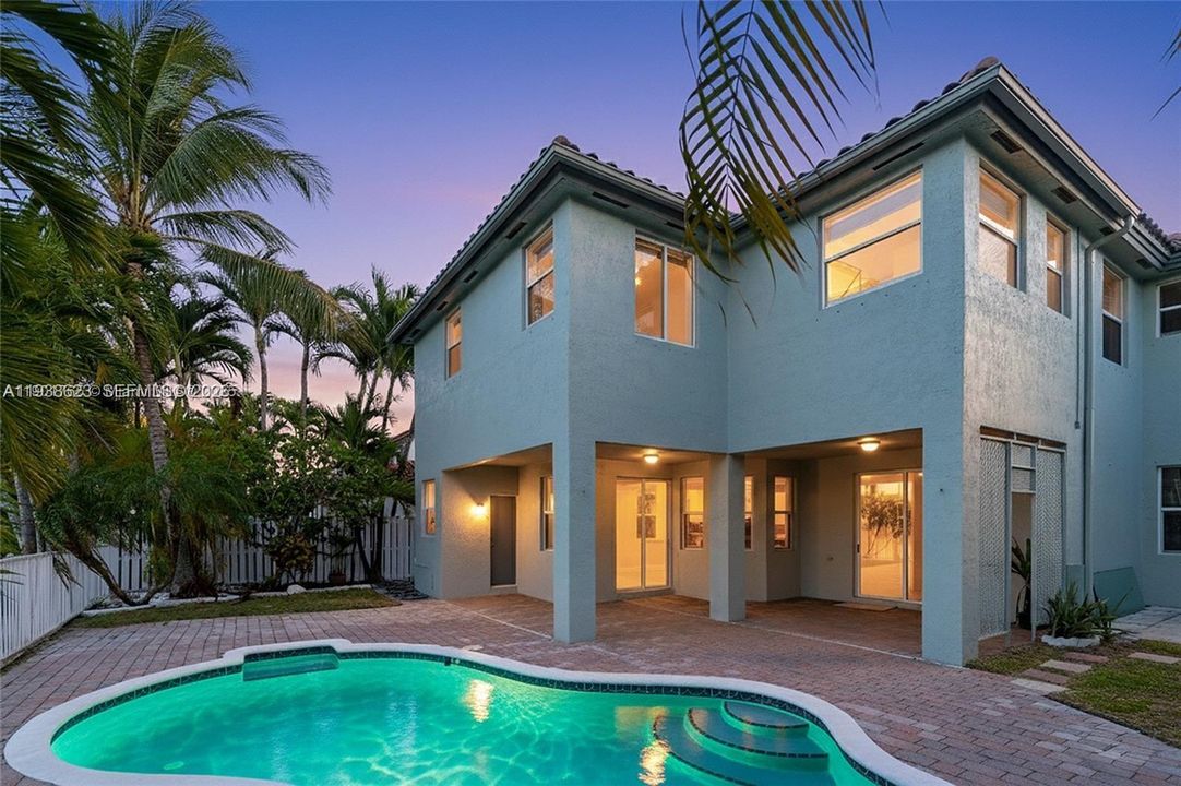 En Venta: $835,000 (4 camas, 3 baños, 2481 Pies cuadrados)