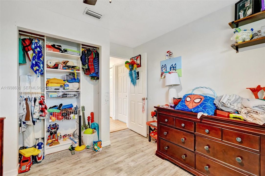 待售: $400,000 (4 贝兹, 3 浴室, 2218 平方英尺)