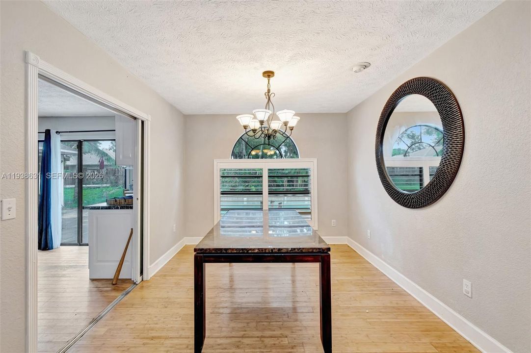 待售: $400,000 (4 贝兹, 3 浴室, 2218 平方英尺)