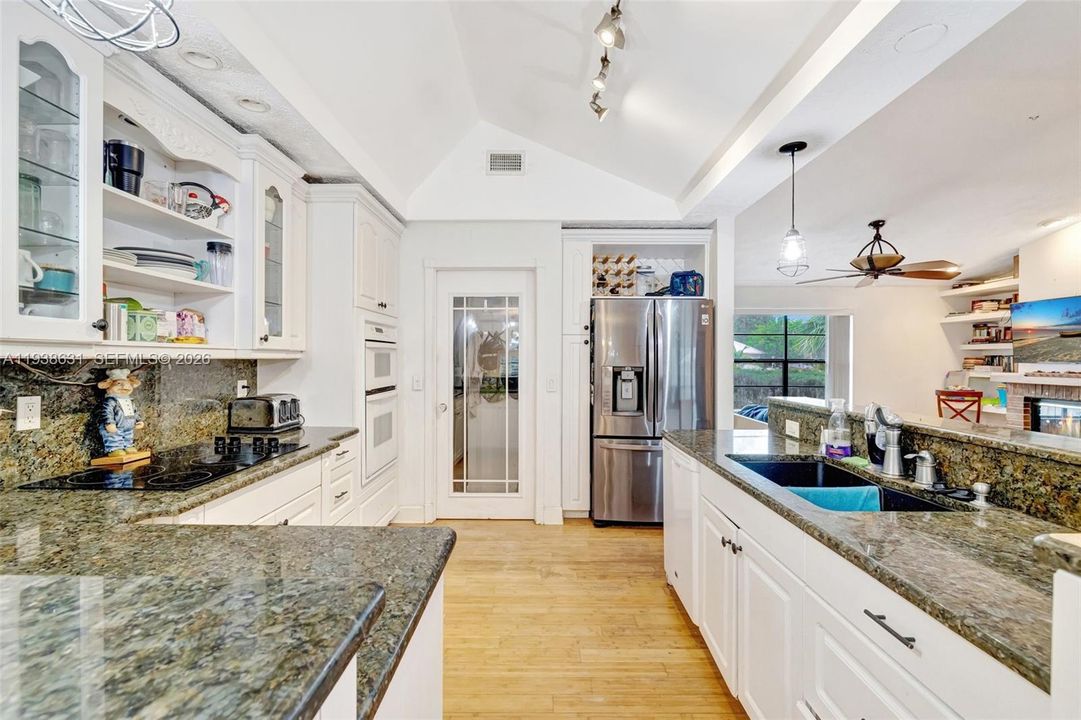 待售: $400,000 (4 贝兹, 3 浴室, 2218 平方英尺)