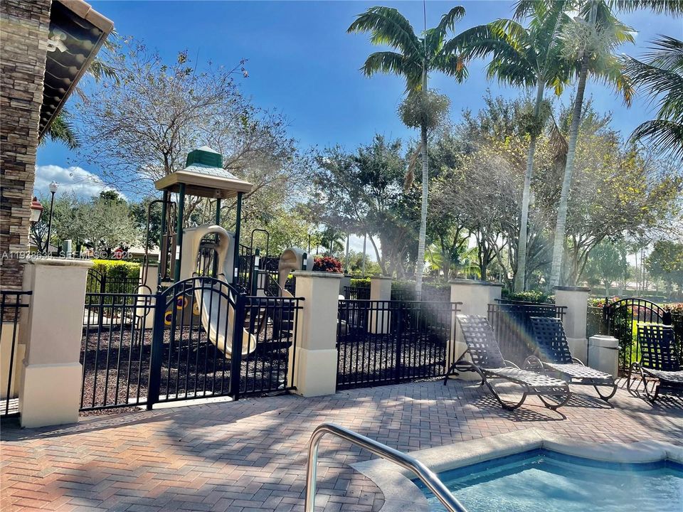 В аренду: $1,990 (2 спален, 2 ванн, 920 Квадратных фут)