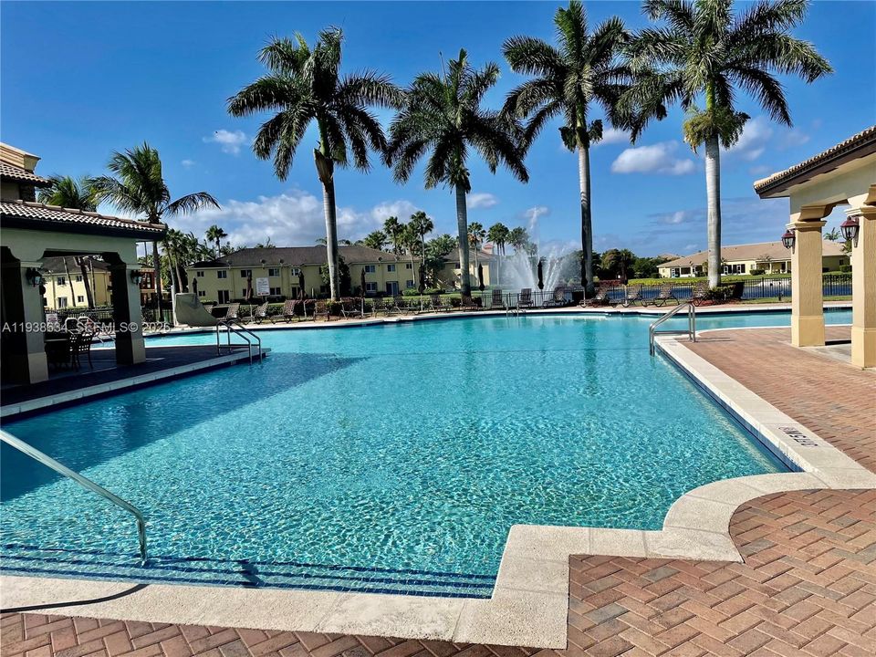 В аренду: $1,990 (2 спален, 2 ванн, 920 Квадратных фут)