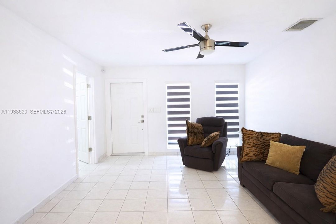 For Rent: $3,000 (3 beds, 1 baths, 1015 Square Feet)