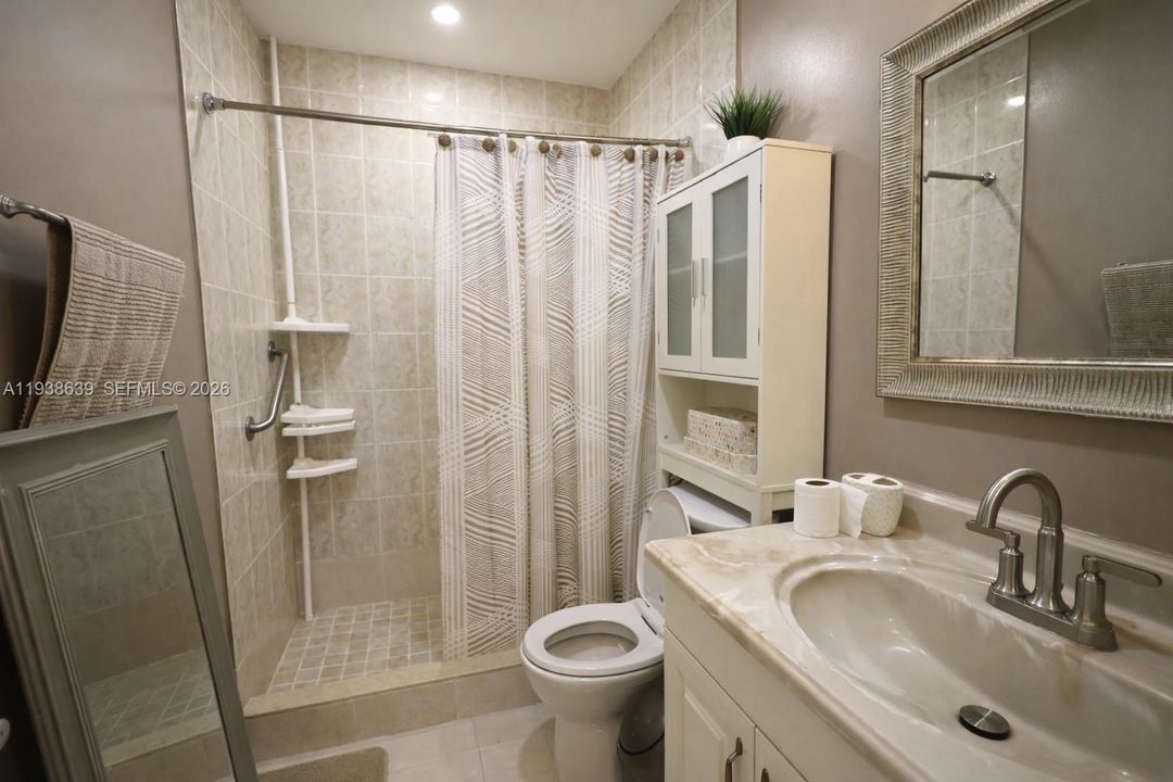 For Rent: $3,000 (3 beds, 1 baths, 1015 Square Feet)