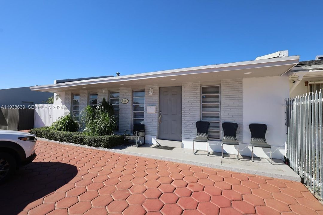 For Rent: $3,000 (3 beds, 1 baths, 1015 Square Feet)