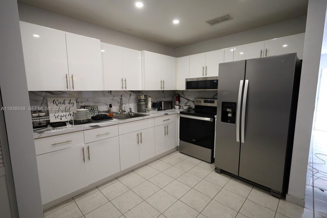 For Rent: $3,000 (3 beds, 1 baths, 1015 Square Feet)