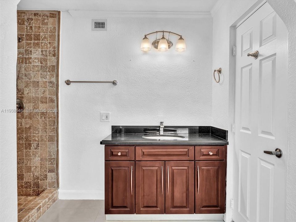 В аренду: $5,700 (4 спален, 2 ванн, 2135 Квадратных фут)