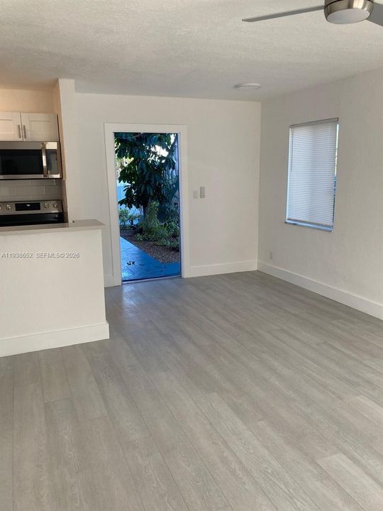 For Rent: $1,800 (2 beds, 1 baths, 683 Square Feet)