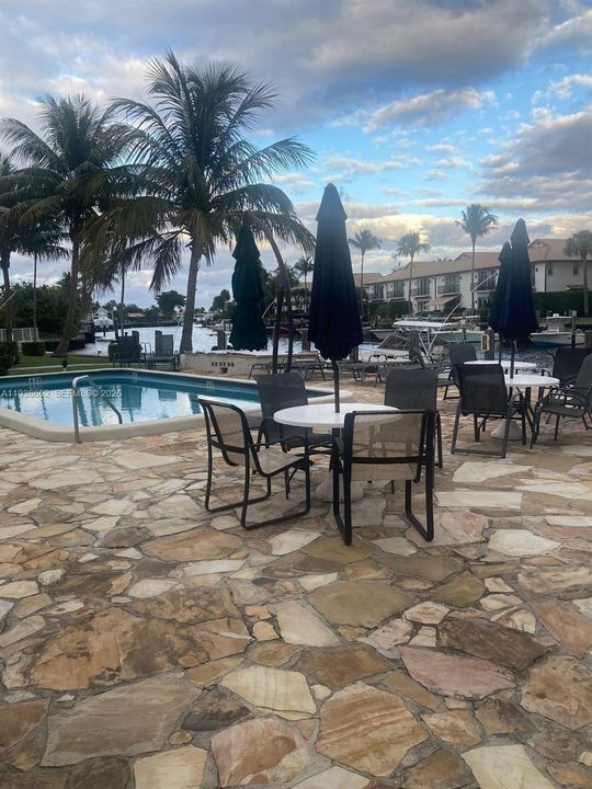 For Rent: $1,800 (2 beds, 1 baths, 683 Square Feet)