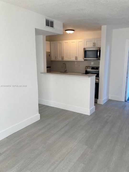 For Rent: $1,800 (2 beds, 1 baths, 683 Square Feet)