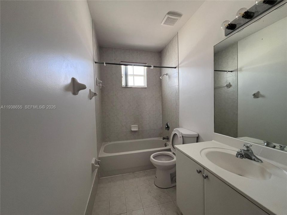 En Renta: $3,200 (4 camas, 3 baños, 1570 Pies cuadrados)