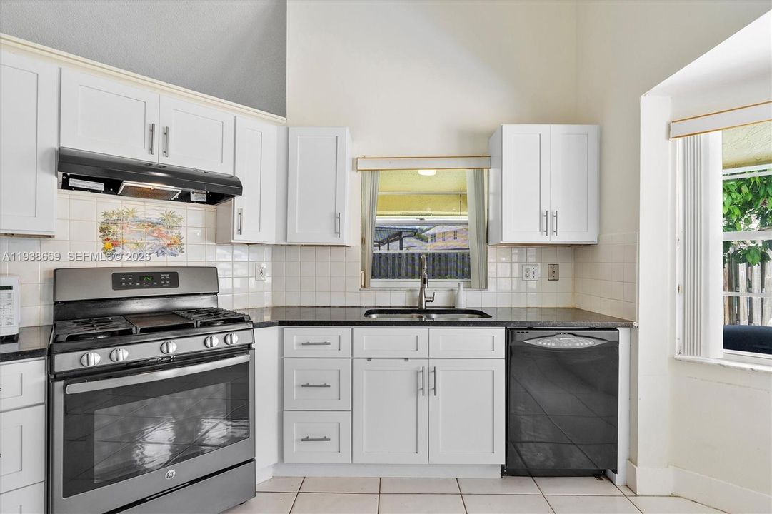 For Rent: $3,500 (4 beds, 2 baths, 1610 Square Feet)