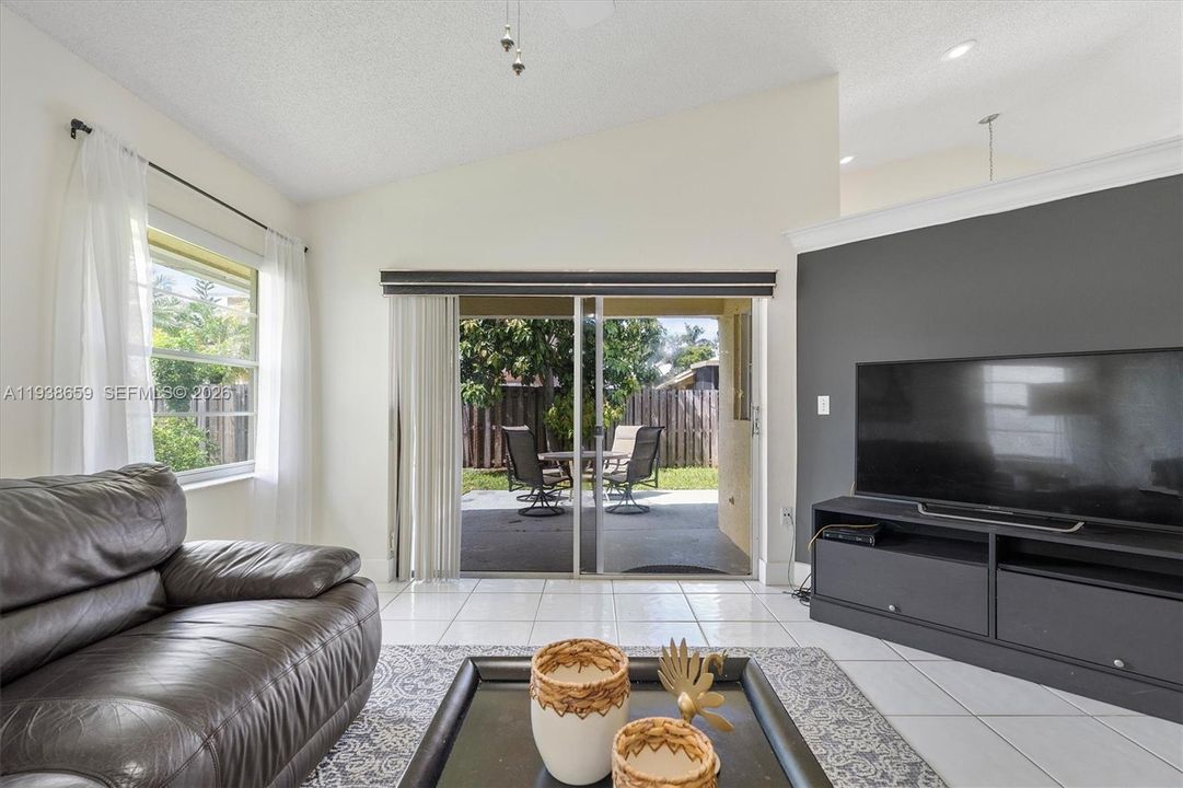 For Rent: $3,500 (4 beds, 2 baths, 1610 Square Feet)