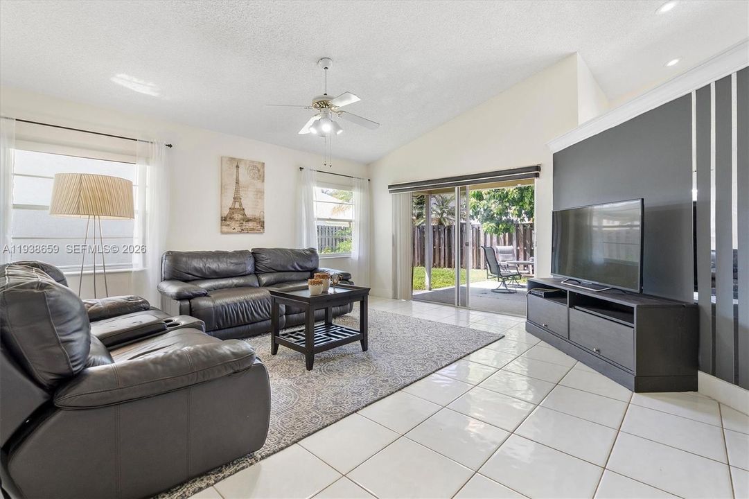 For Rent: $3,500 (4 beds, 2 baths, 1610 Square Feet)