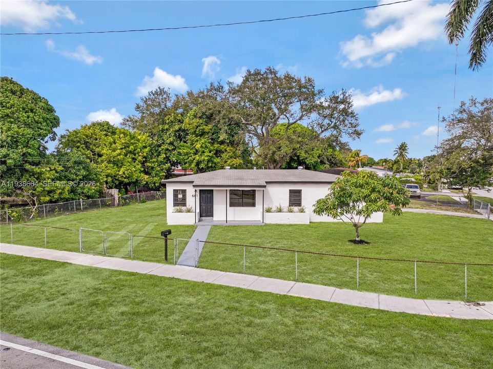 For Sale: $509,900 (4 beds, 2 baths, 1402 Square Feet)