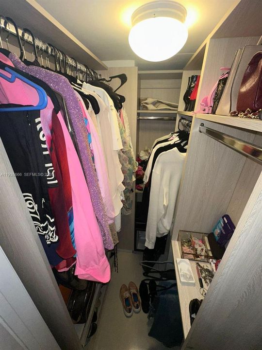 For Sale: $523,000 (1 beds, 1 baths, 809 Square Feet)