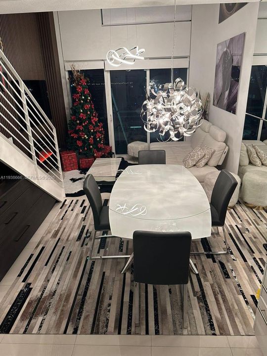 For Sale: $523,000 (1 beds, 1 baths, 809 Square Feet)