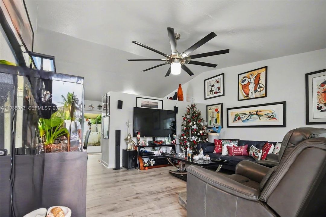 待售: $490,000 (2 贝兹, 2 浴室, 986 平方英尺)