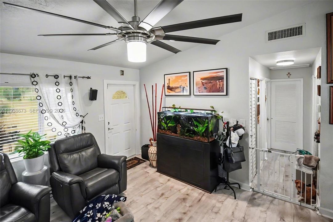 待售: $490,000 (2 贝兹, 2 浴室, 986 平方英尺)