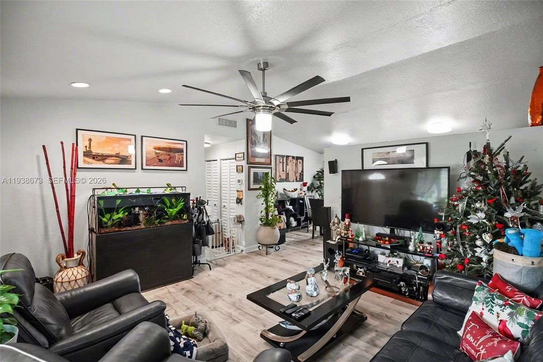 待售: $490,000 (2 贝兹, 2 浴室, 986 平方英尺)