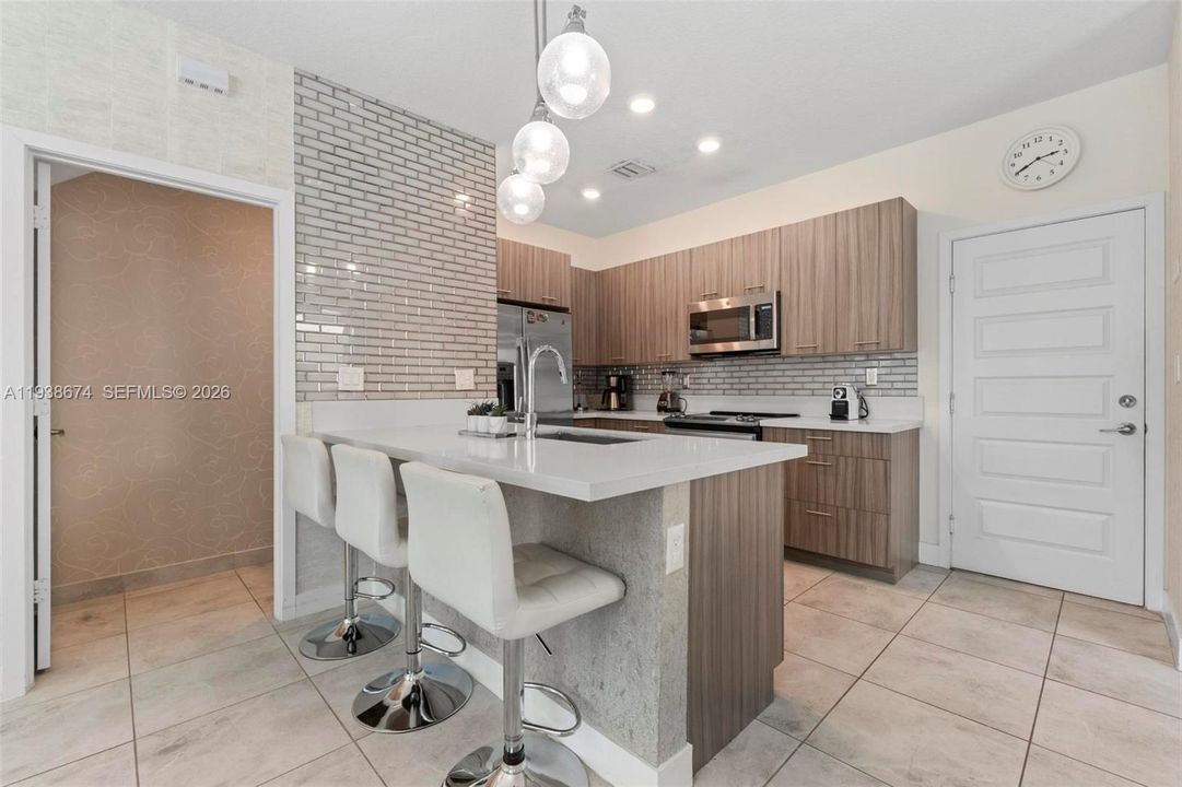 出租: $5,000 (3 贝兹, 2 浴室, 1424 平方英尺)