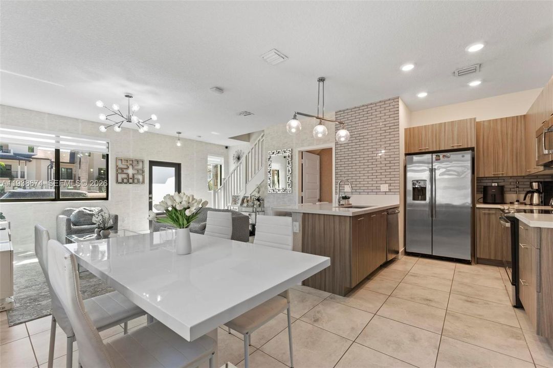 出租: $5,000 (3 贝兹, 2 浴室, 1424 平方英尺)