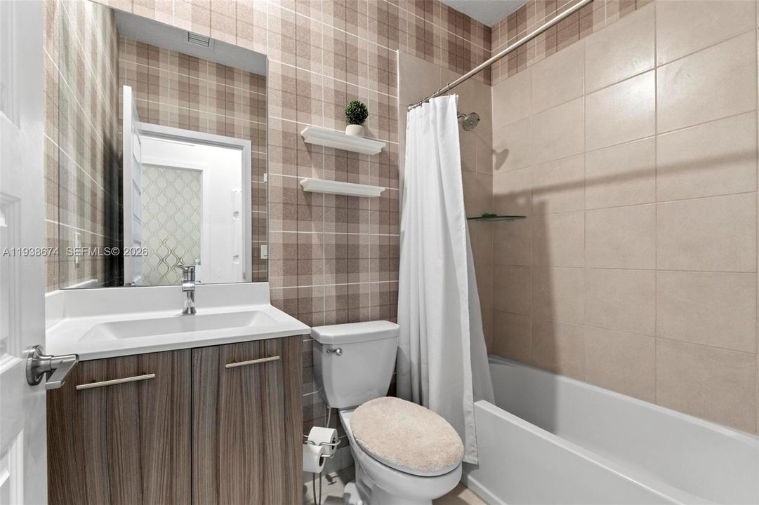 出租: $5,000 (3 贝兹, 2 浴室, 1424 平方英尺)