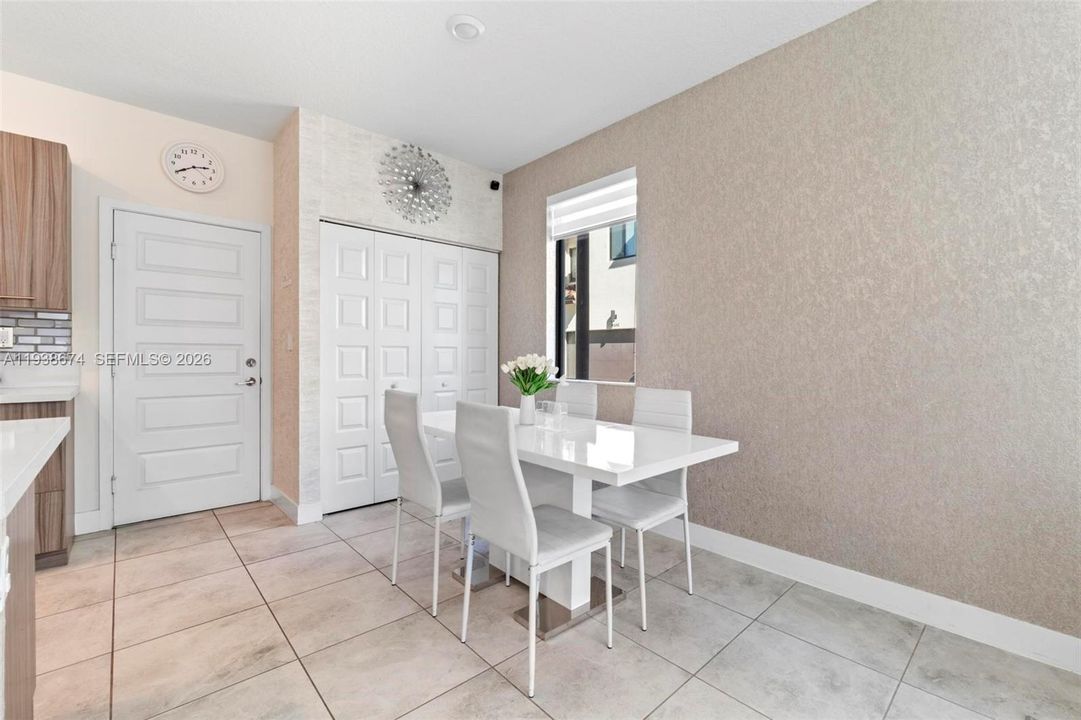 出租: $5,000 (3 贝兹, 2 浴室, 1424 平方英尺)