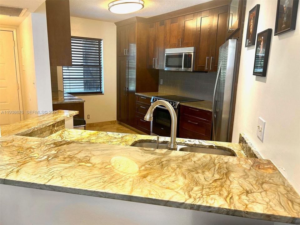 For Sale: $300,000 (3 beds, 2 baths, 1100 Square Feet)