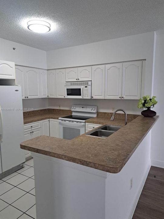 出租: $2,300 (2 贝兹, 2 浴室, 860 平方英尺)